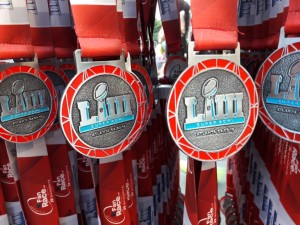 Medallas otorgadas a los triunfadores. Fotos: Cortesía de NFL México.