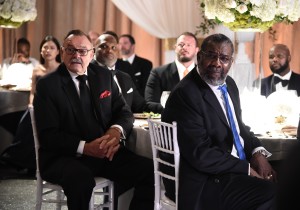 Los legendarios ex defensivos Dick Butkus y Joe Greene también participan en el comercial de TV. Fotos proporcionadas por la NFL mediante el sitio de prensa de la liga.