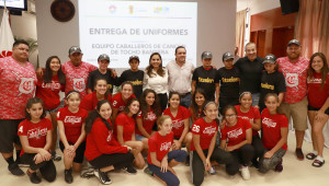 Los integrantes del equipo Caballeros con sus entrenadores y la presidenta municipal Mara Lezama. Foto: cortesía de Francisco Méndez Pérez