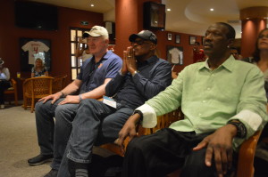 Karl Mecklenburg, Floyd Little y el ex defensivo profundo Mike Harden. Foto: Sixto López.