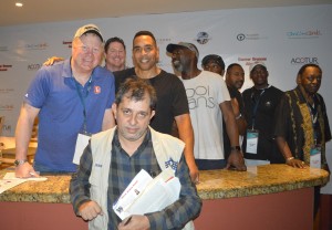 En un detalle amable, Magaly Fernández tomó la foto del recuerdo al periodista Sixto López, junto a los ex Broncos Karl Mecklenburg y Dennis Smith.