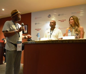 Rick Upchurch se mostró feliz de visitar la Riviera Maya y expresó su agradecimiento a cada una de las organizadoras. Observan Le-Lo Lang y Magaly Fernández. Foto: Sixto López.