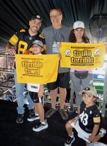 John Simpson, gerente de mercadotecnia de los Steelers posó junto con una familia de aficionados. Foto: Sixto López Casa Madrid.