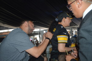 Charlei Batch, ex quarterback de Acereros platicó con la afición al momento de darles su autógrafo. Foto: Sixto López Casa Madrid.