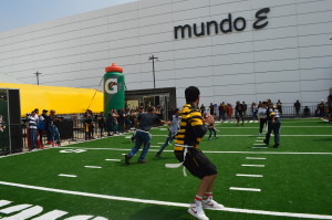Los aficionados tuvieron tiempo para jugar tochito durante el Steelers Camp MX2019. Foto: Sixto López Casa Madrid