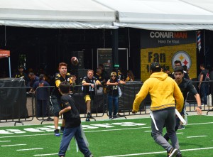 Quienes no practicaron tochito se divirtieron con el juego de video cortesía del banco patrocinador de la NFL en México. Fotos: Sixto López Casa Madrid.