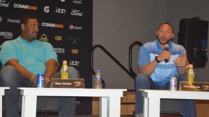 Max Starks y el ex quarterback Charlie Batch (derecha). también contestaron preguntas. Foto: Sixto López.