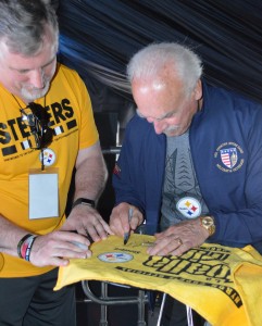 Rocky Bleier autografiando una de las famosas Toallas terribles. Foto: Sixto López Casa Madrid