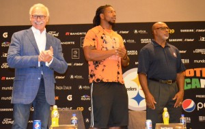 Rocky Bleier, al iniciar el evento junto a Bud Dupree y el ex defensivo Donnie Shell. Foto: Sixto López.