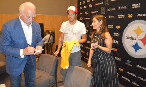 Rocky Bleier firmando un autógrafo.