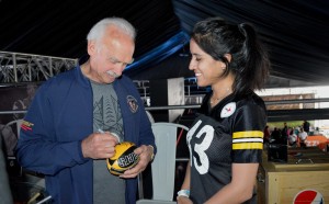 Rocky Bleier estuvo buena parte de la tarde firmando autógrafos a la afición mexicana. Fotos: Sixto López.