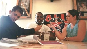 Para recordar: Sixto López Casa Madrid y Gina Cornell entrevistando al legendario Walter Payton (QEPD) cuando el ex corredor de los Osos de Chicago visitó Cancún, el 21 y 22 de marzo de 1998.