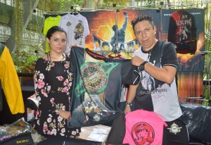 Maravillosos recuerdos del CMB tienen a la venta Brenda Ramiro y Eduardo de la Cruz durante la convención en Cancún. Foto: Sixto López Casa Madrid