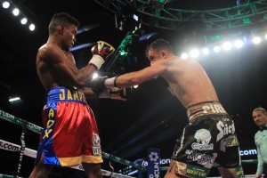 Joseph Aguirre (izquierda) se adjudicó e campeonato internacional del CMB en peso Ligero superando de manera abrumadora al venezolano Jampier Oses. Foto: Francisco M+endez Pérez / Cancún Boxing 