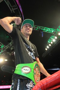 Joseph Aguirre festeja tras proclamarse Camepeón. Foto: Francisco Méndez Pérez / Foto: Cortesía Cancún Boxing y periódico Quequi. 