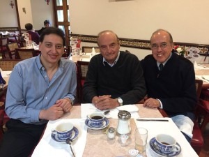 Reunión de amigos: Enrique Burak, Fernando Von Rossum Garza y Pepe Segarra. Foto tomada del Facebook del comentarista Enrque Burak) 