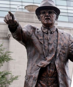 Así luce la estatua de George Stanley Halas. Foto tomada del sitio de internet de los Osos de Chicago. 