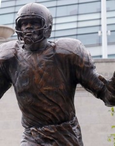 El legendario Walter Payton ya tiene una estatua afuera del Soldier Field. Foto tomada del sitio de internet de los Osos de Chicago. 