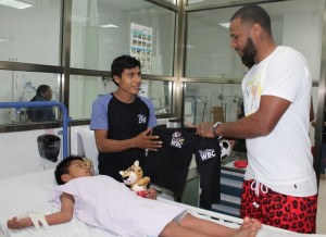 Anthony Dirrell y otros boxeadores entregaron obsequios a los pacientes del Hospital General de Cancún. Foto: cortesía de Francisco Méndez / periódico Quequi.