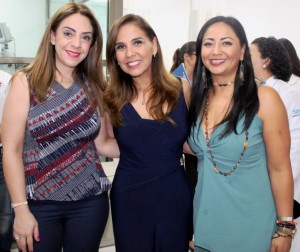 Christiane Manzur, Mara Lezama, presidenta municipal de Cancún, y Paty Fajardo durante la visita al Hospital General de Cancún / Foto: cortesía de Francisco Méndez / periódico Quequi.