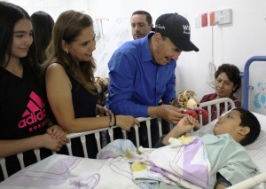 Mara Lezama, presidenta municipal de Cancún y el ex púgil Carlos Zárate convivieron con los pacientes en el Hopital Generla de Cancún. Fotos: crtesía de Francisco Méndez Pérez / períodico Quequi.
