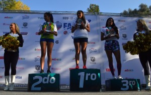 Aspecto de la premiacióna las triunfadoras en la prueba de 5 kilómetros. Foto: Sixto López Casa Madrid.
