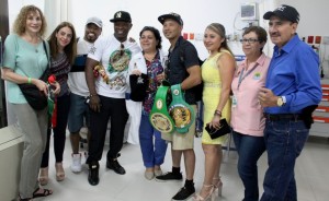 Las figuras del boxeo también posaron con los doctores