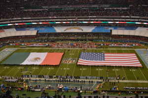 Así iniciaba la fiesta de la NFL en el estadio Azteca. Foto: Sixto López Casa Madrid.