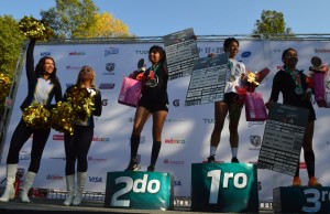 Premiación a los tres primeros lugares en los 10 kilómetros de la rama femenil. Foto: Sixto López Casa Madrid