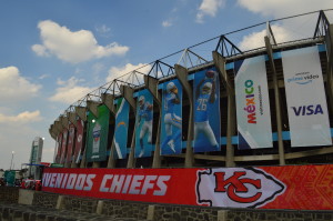 Magnifica decoración en la parte exterior del estadio Azteca. Foto: Sixto López Casa Madrid.