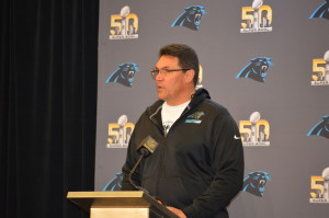 Ron Rivera, durante una de las conferencias de prensa en la semana previa al Super Bowl 50 en que las Panteras de Carolina perdieron ante Broncos de Denver. Foto: Sixto López Casa Madrid.