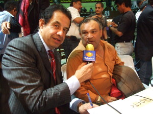 Antes de iniciar la cartelera “The Kukulcan Battle at Yucatán”, el sábado 20 de febrero de 2010, don Alfonso Morales entrevistó a Freddy “Chato” Castillo, quien durante su legendaria trayectoria pugilística (1971 a 1986) registró 45 victorias, incluyendo 30 por nocaut, además de 18 derrotas y 5 empates. Foto: Sixto López Casa Madrid