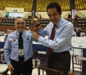 Dos leyendas del boxeo, el juez José Manzur Arguelles y el narrador don Alfonso Morales Villela en febrero 20 del 2010 en Mérida, Yucatán. Foto: Sixto López Casa Madrid.