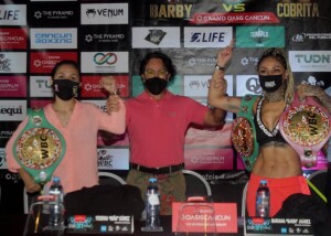 La retadora Mirna Sánchez y la campeona mundial Yesenia "Niña"Gómez Vázquez junto con el promotor Pepe Gómez. Foto: Cortesía de Cancún Boxing.