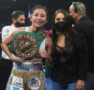 Odalis Gómez Millar (derecha) felicita a la cancunense Yesenia Gómez luego de que la cancunense retuvo su cinturón del CMB.. Foto: cortesía de Cancún Boxing. 