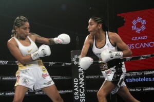 Yuliahn “Cobrita” Luna hizo historia al derrotar Mariana “Barby” Juárez. Foto: cortesía de Cancun Boxing.