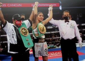 Yuliahn “Cobrita” Luna celebra tras proclamarse monarca del CMB en peso Gallo. Foto: cortesía de Cancún Boxing.