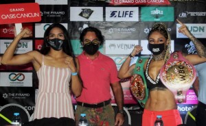 La retadora Yulihan “Cobrita” Luna, originaria de Gómez Palacio, Durango y la monarca peso Gallo del CMB, Mariana Juárez acompañadas por el promotor Pepe Gómez. Foto: Cortesía de Cancún Boxing.