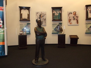 Estatua de Don Shula en el museo de los Delfines de Miami en el interior del estadio Hard Rock. Foto: Sixto López Casa Madrid.