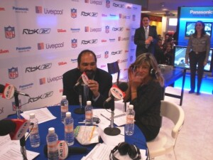 Franco Harris, legendario ex corredor de Acereros de Pittsburgh, incvitado de lujo de NFL México, platicando con Geraldine González el 7 de diciembre de 1996. 