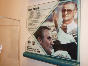 Placa conmemorativa de los logros de Don Shula Foto: Sixto López Casa Madrid.