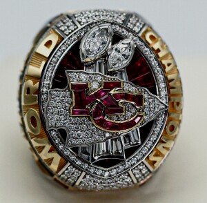 Así de maravilloso luce el anillo de campeones de los Jefes de Kansas City. Foto tomada del sitio de internet de la joyería Jostens.