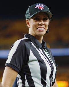 Sarah Thomas debutó como árbitro en la NFL el domingo 13 de septiembre de 2015. Foto tomada de internet.