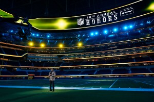 Steve Harvey fue captado en el estadio de Carneros y Cargadores, donde fue anfitrión de la décima entrega de premios "NFL Honors". Foto de Associated Press tomada por Marco José Sánchez, disponible por cortesía de NFL Communications.